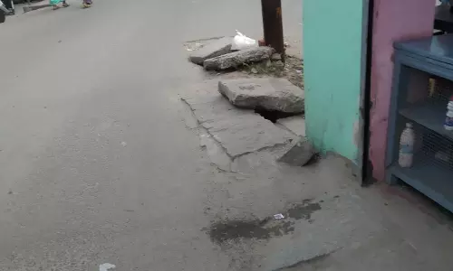 திறந்தவெளியில் சாக்கடை கால்வாய் திறந்தவெளியில் சாக்கடை கால்வாய்