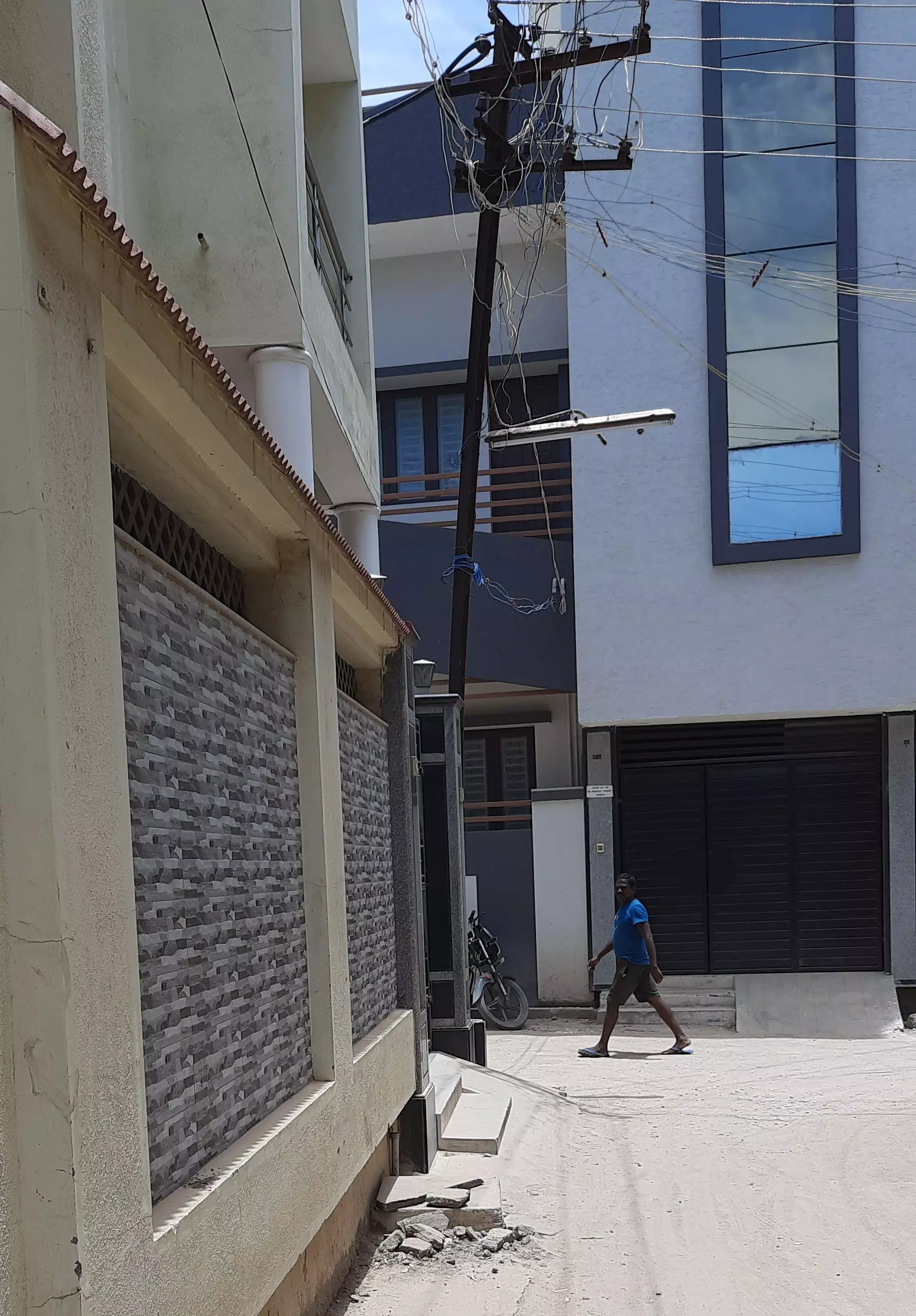 சாய்வாக உள்ள மின்கம்பம் சாய்வாக உள்ள மின்கம்பம்