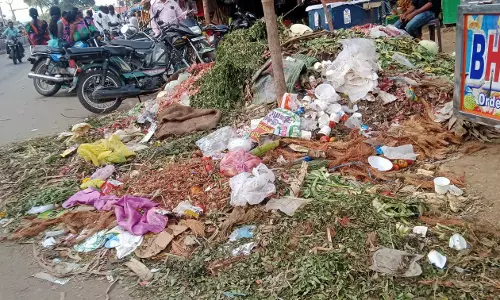 மார்க்கெட்டில் குவியும் குப்பைகள்