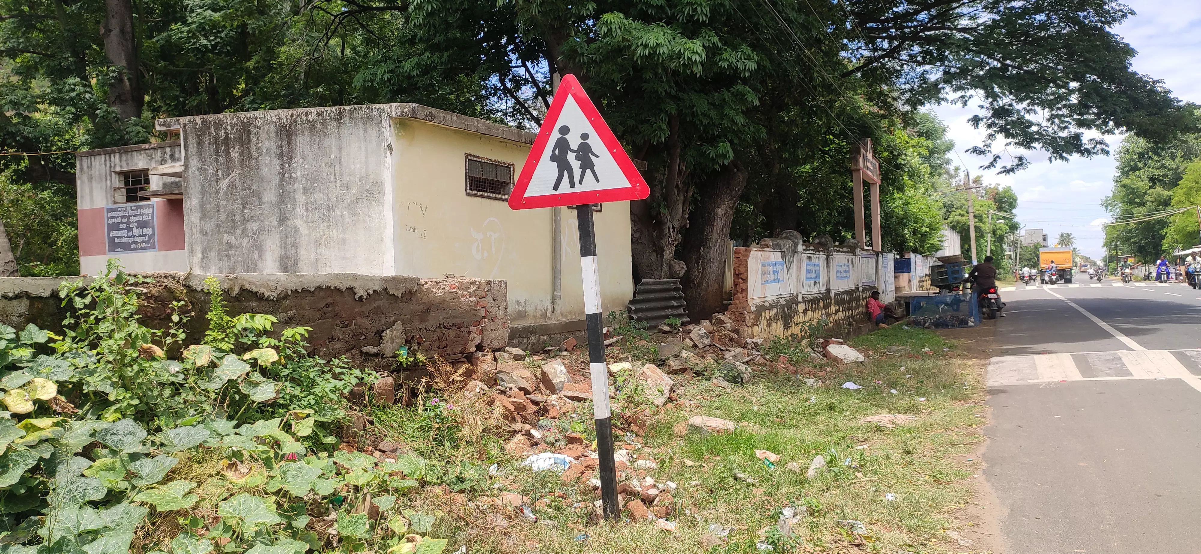 இடிந்து விழுந்த பள்ளி சுற்றுச்சுவர் இடிந்து விழுந்த பள்ளி சுற்றுச்சுவர்