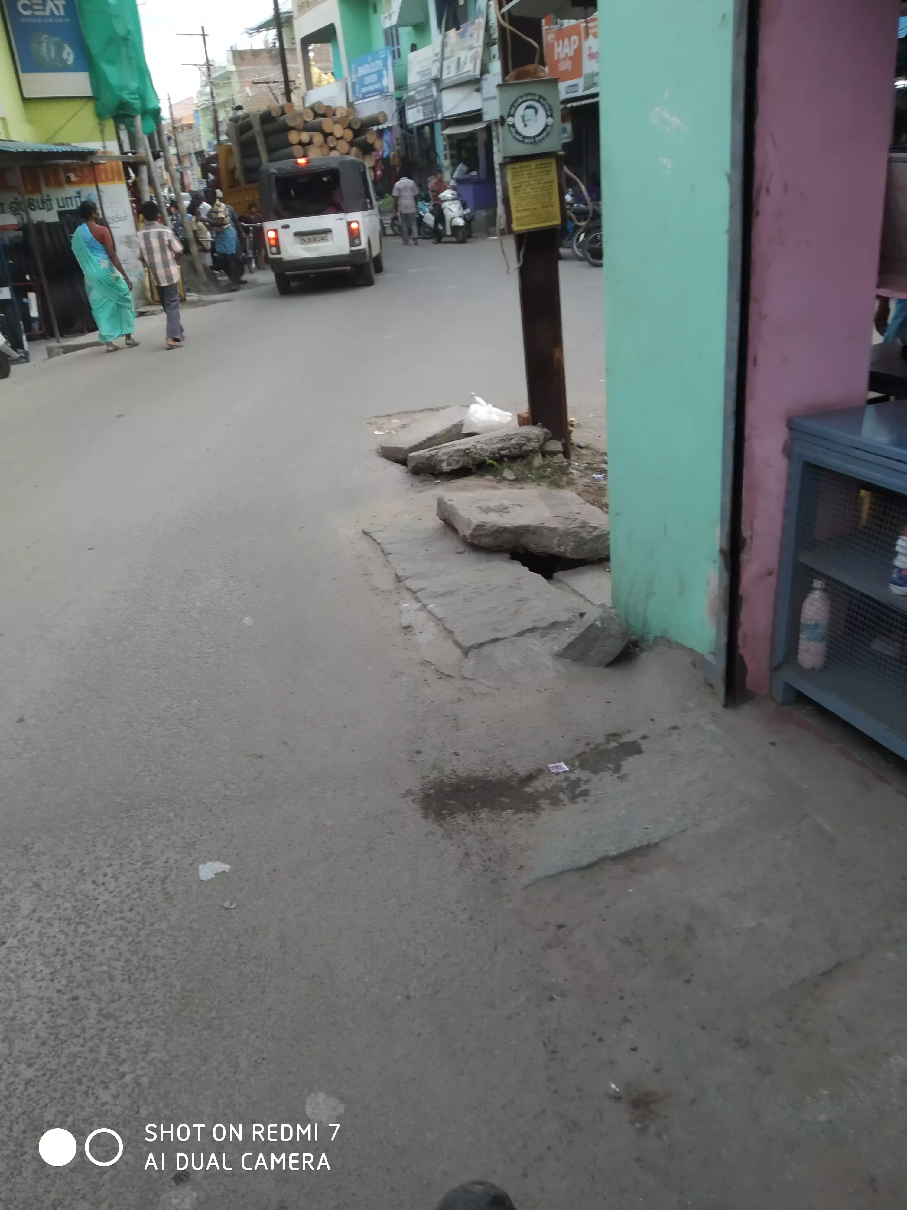 திறந்தவெளியில் சாக்கடை கால்வாய் திறந்தவெளியில் சாக்கடை கால்வாய்