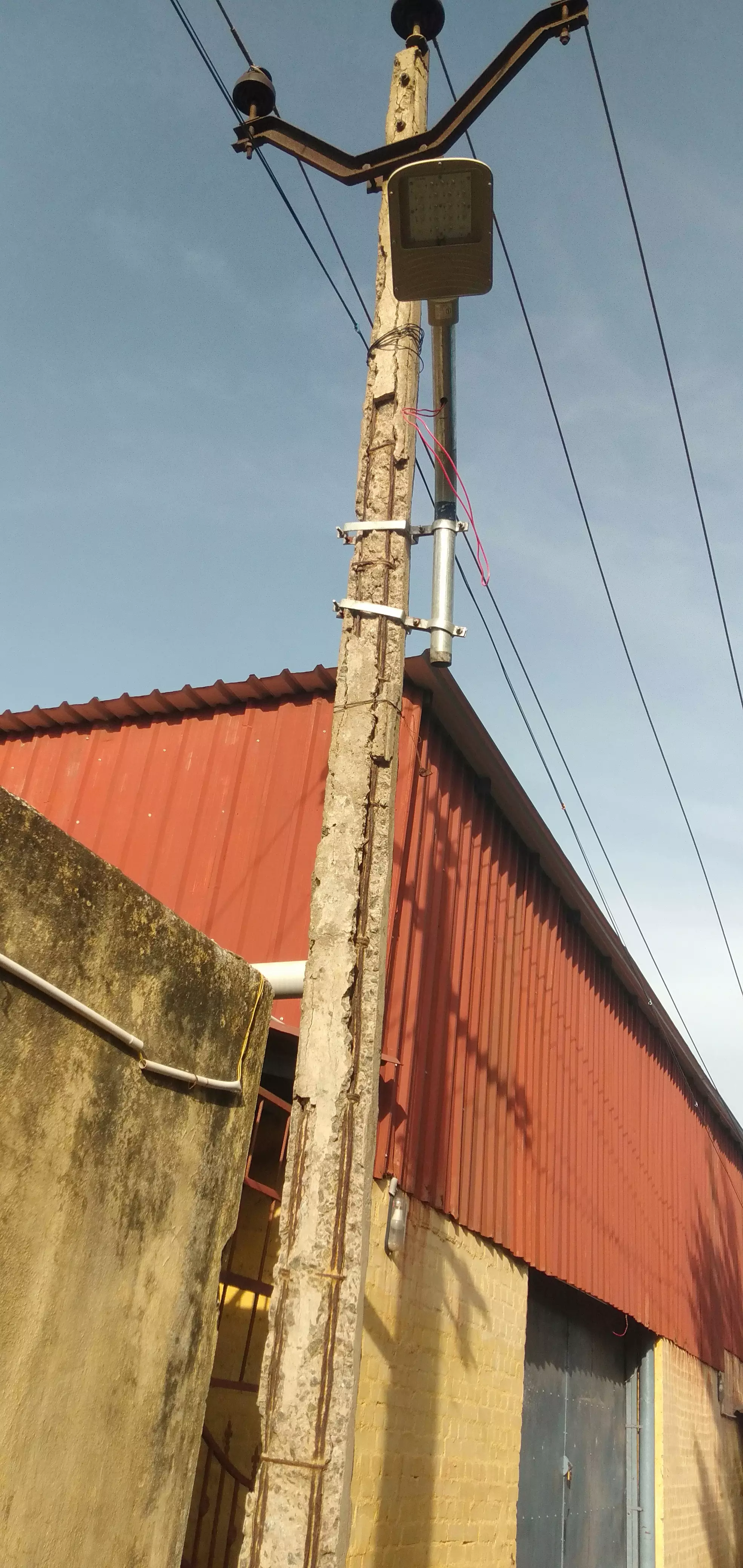 ஆபத்தான மின்கம்பம்