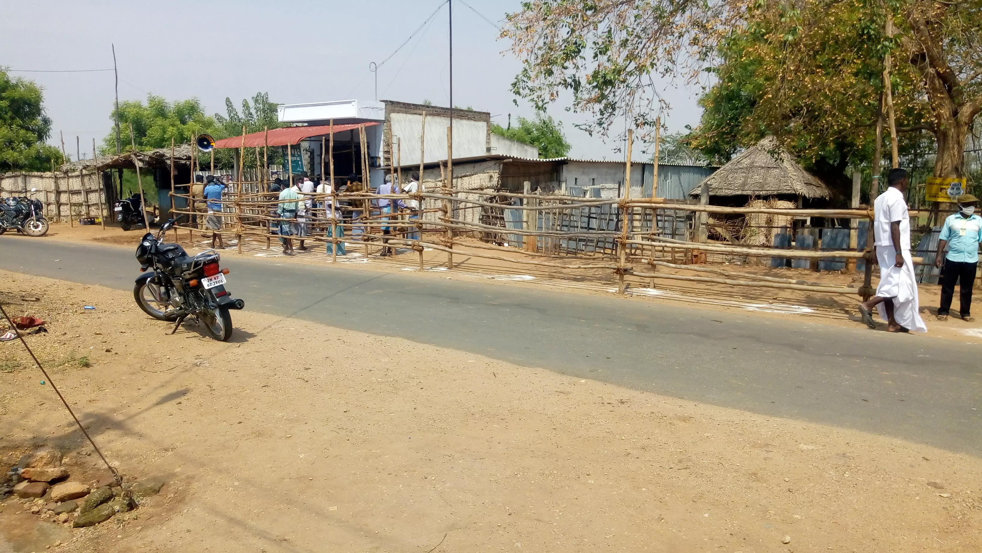 டாஸ்மாக் கடையால் பெண்கள் அவதி டாஸ்மாக் கடையால் பெண்கள் அவதி