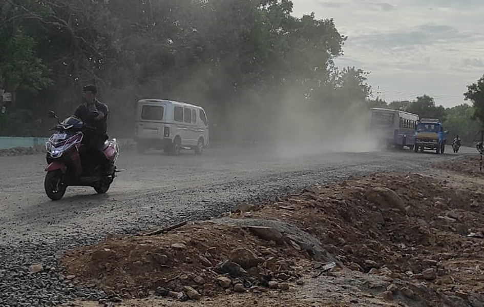 புழுதி பறக்கும் சாலை புழுதி பறக்கும் சாலை