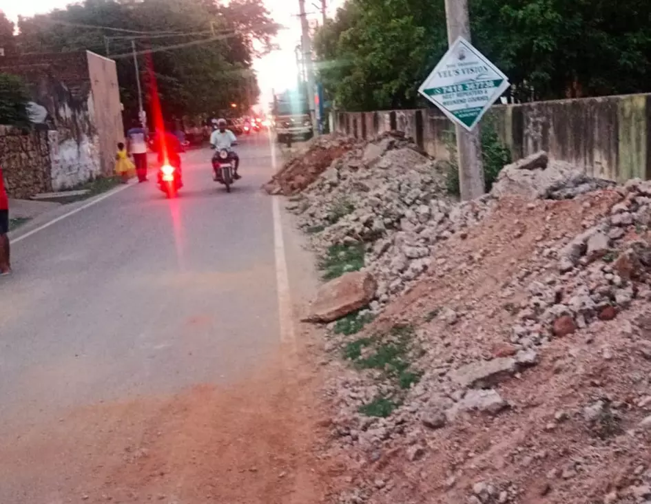 குவிந்து கிடக்கும் கட்டிட கழிவுகள்