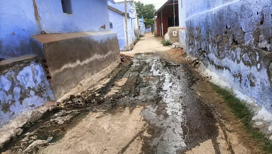 தெருவில் தேங்கி கிடக்கும் கழிவுநீர் தெருவில் தேங்கி கிடக்கும் கழிவுநீர்