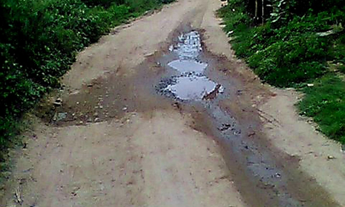 குண்டும் குழியுமான சாலை குண்டும் குழியுமான சாலை