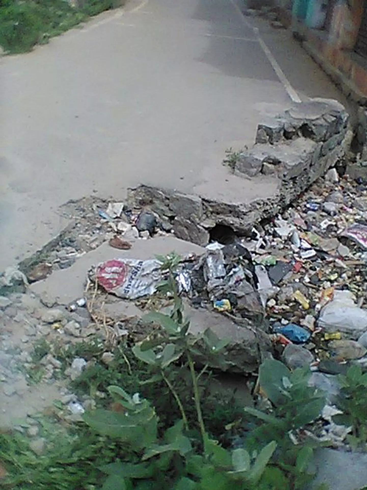 உடைந்த சிறு பாலம் உடைந்த சிறு பாலம்