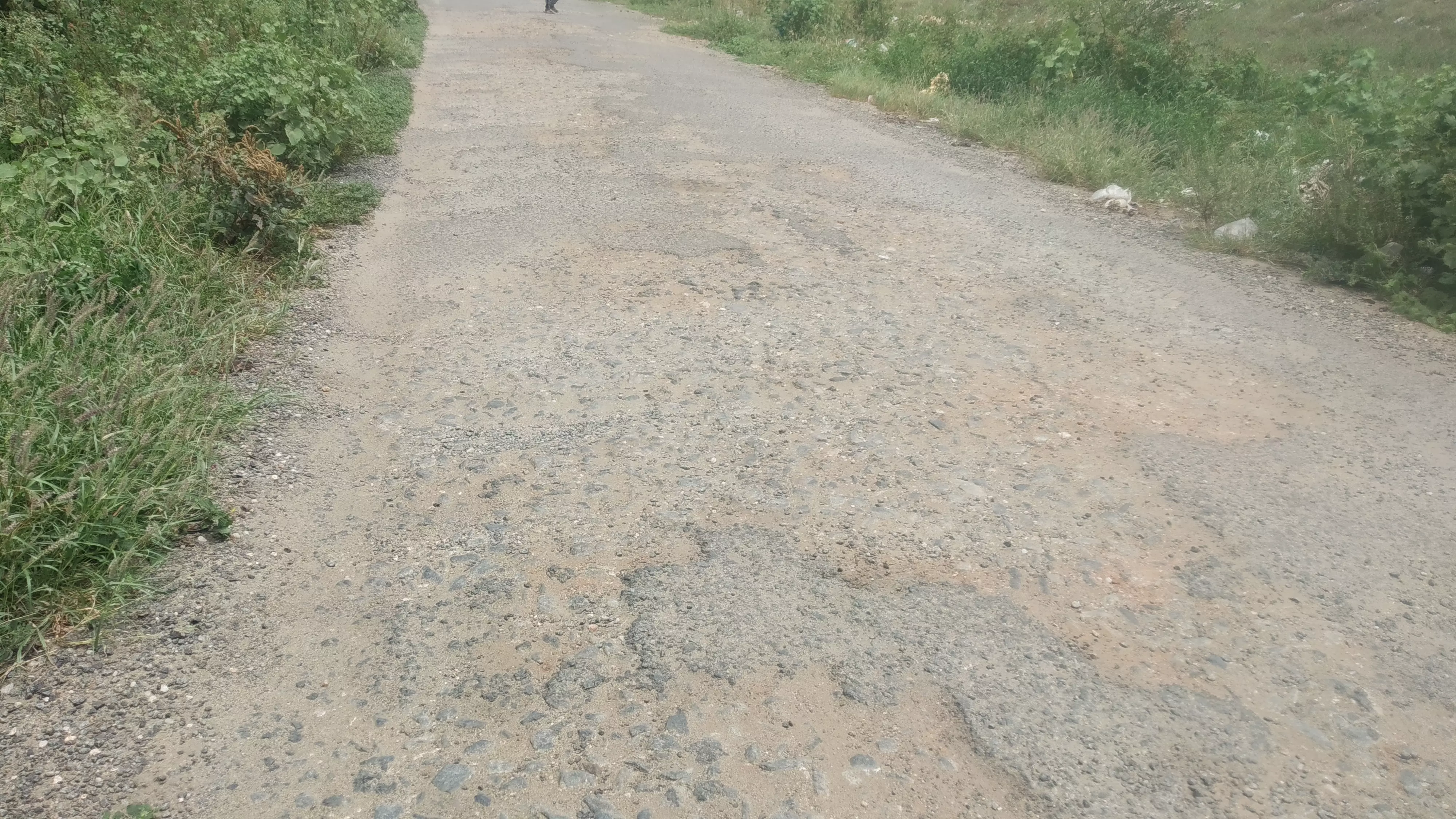 குண்டும், குழியுமான சாலை குண்டும், குழியுமான சாலை