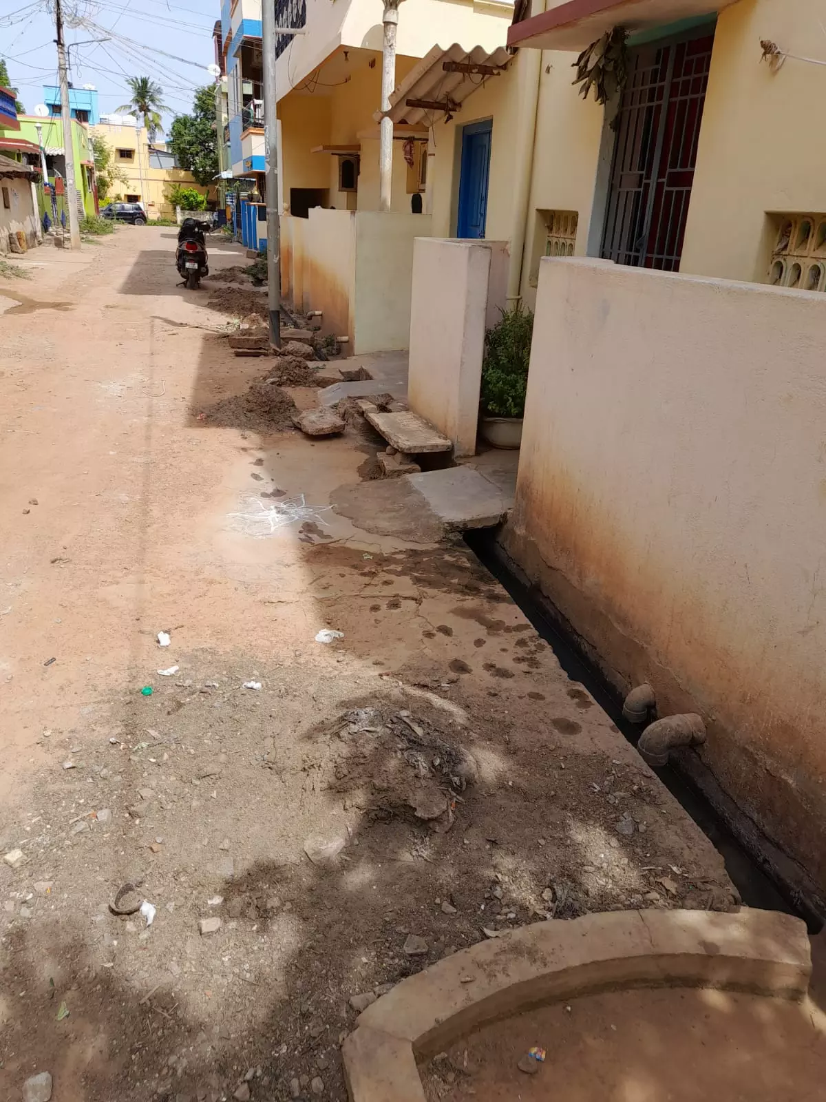 அகற்றப்படாத சாக்கடை கழிவுகள்