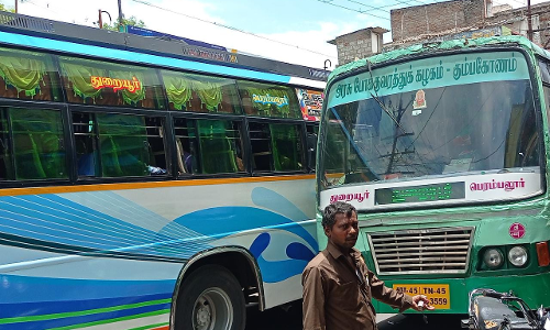 இருசக்கர வாகன ஓட்டிகளால் போக்குவரத்து நெரிசல் இருசக்கர வாகன ஓட்டிகளால் போக்குவரத்து நெரிசல்