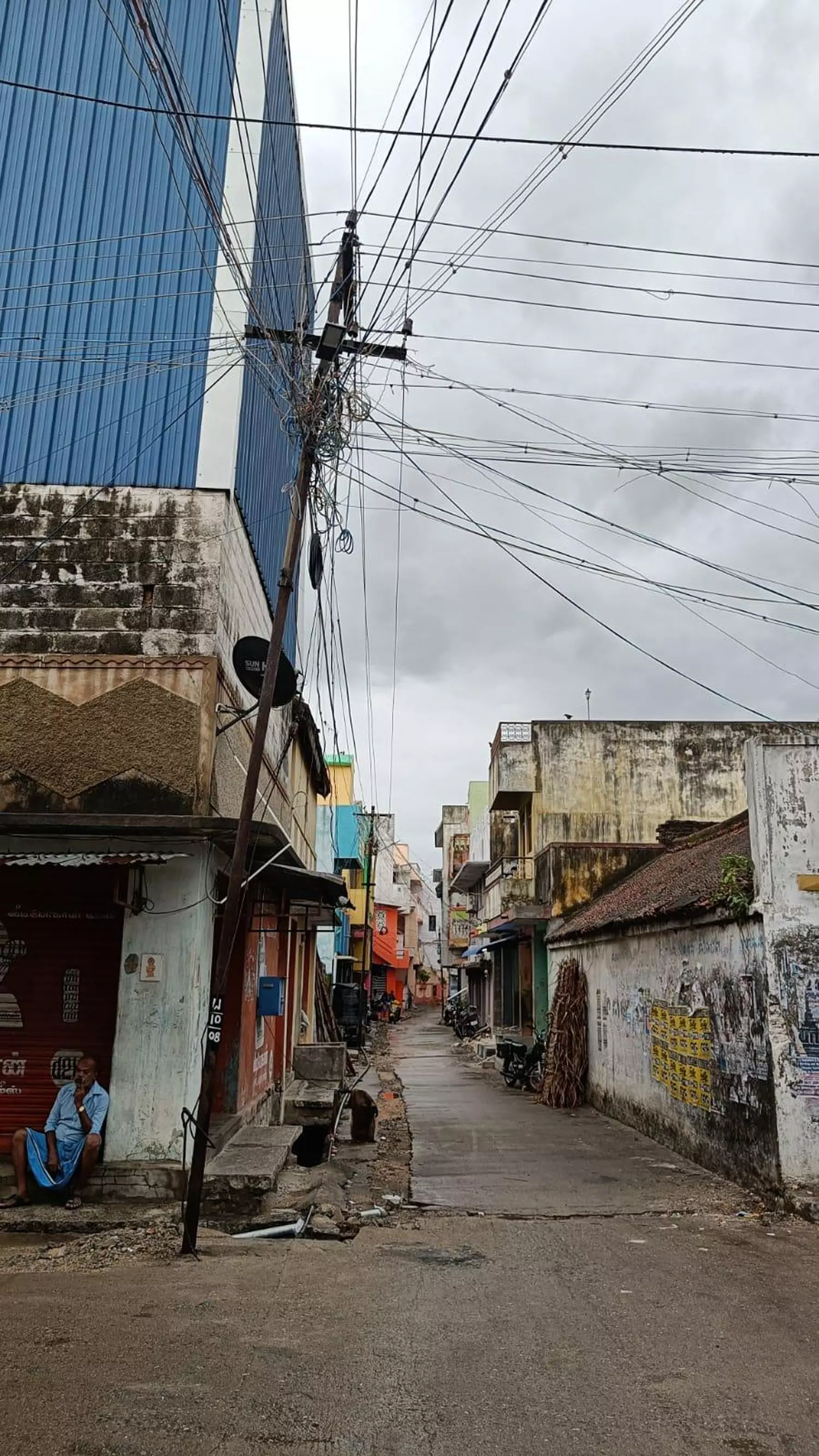 புதிய மின் கம்பங்களை நடுவது எப்போது? புதிய மின் கம்பங்களை நடுவது எப்போது?