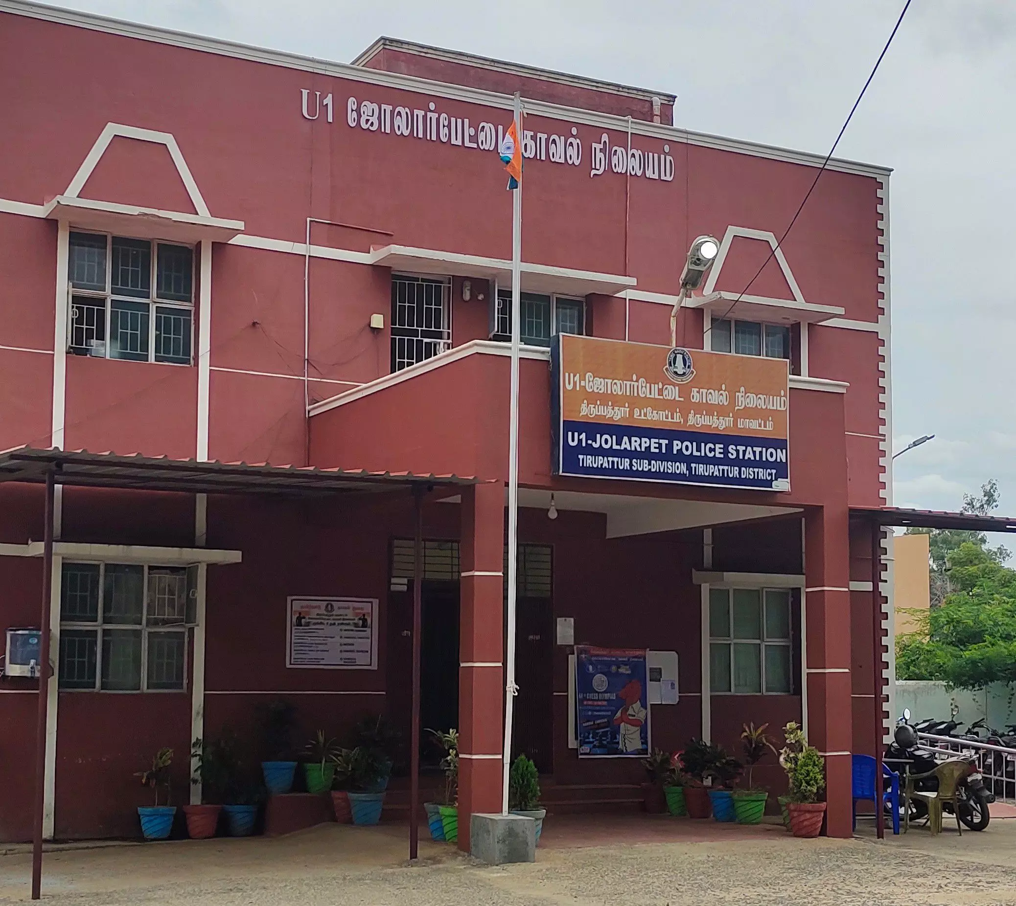 பகலில் எரியும் மின்விளக்கு