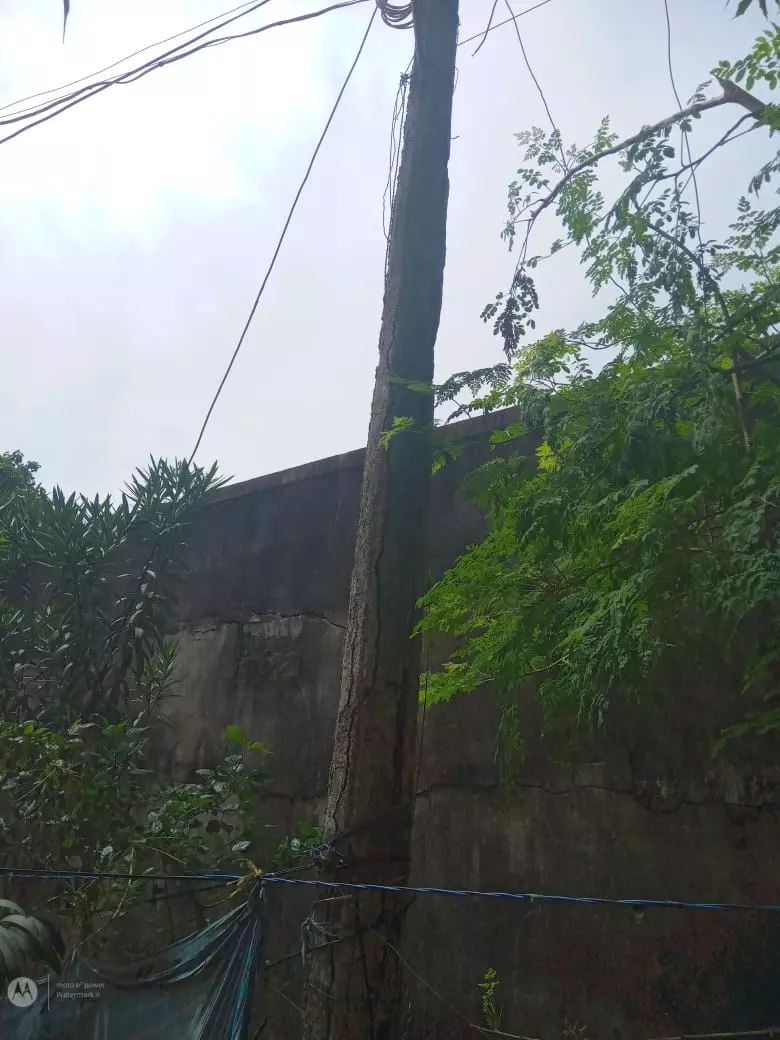 ஆபத்தான மின்கம்பம் ஆபத்தான மின்கம்பம்