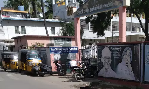 வாகனங்களால் மாணவர்கள் அவதி வாகனங்களால் மாணவர்கள் அவதி