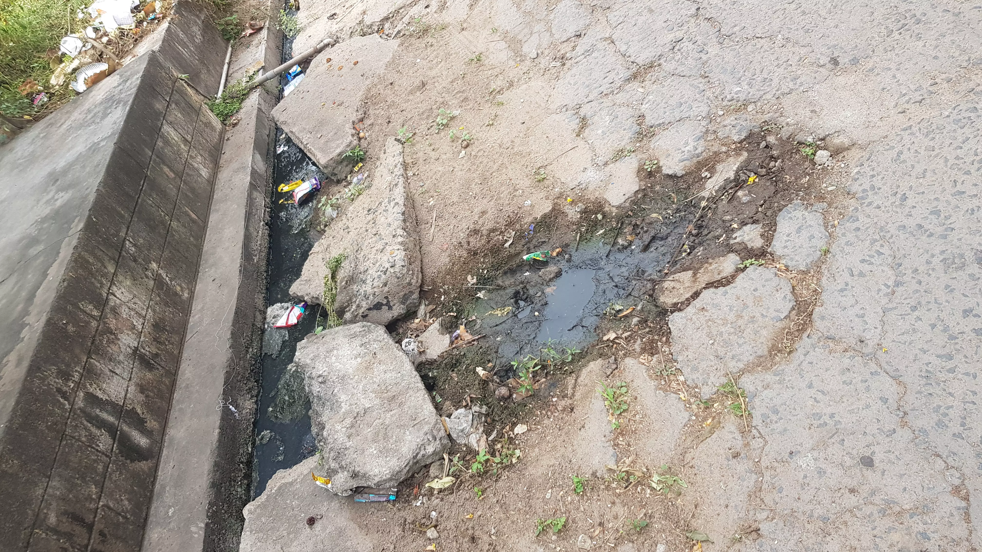 சேதமடைந்த கழிவுநீர் கால்வாய்