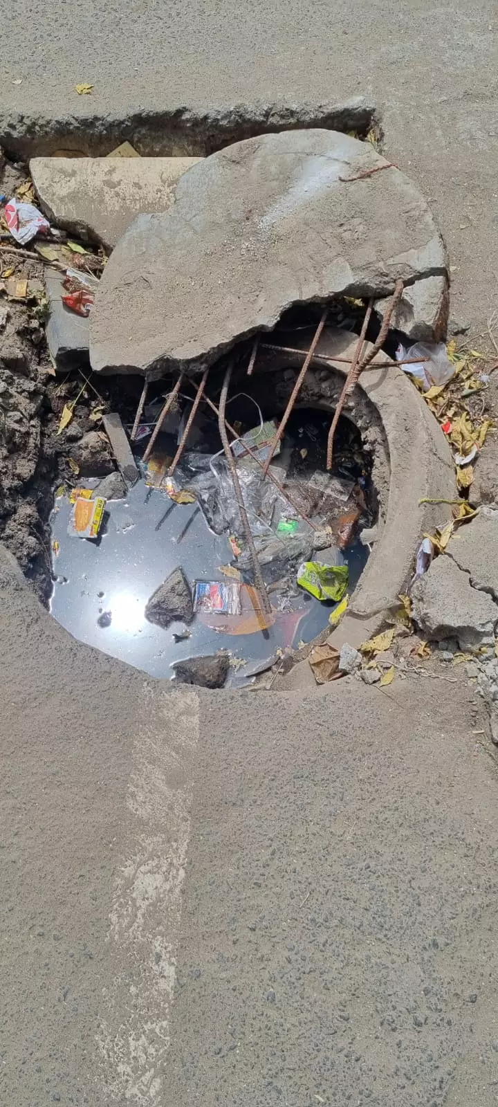 பாதாள சாக்கடை சேதம் பாதாள சாக்கடை சேதம்