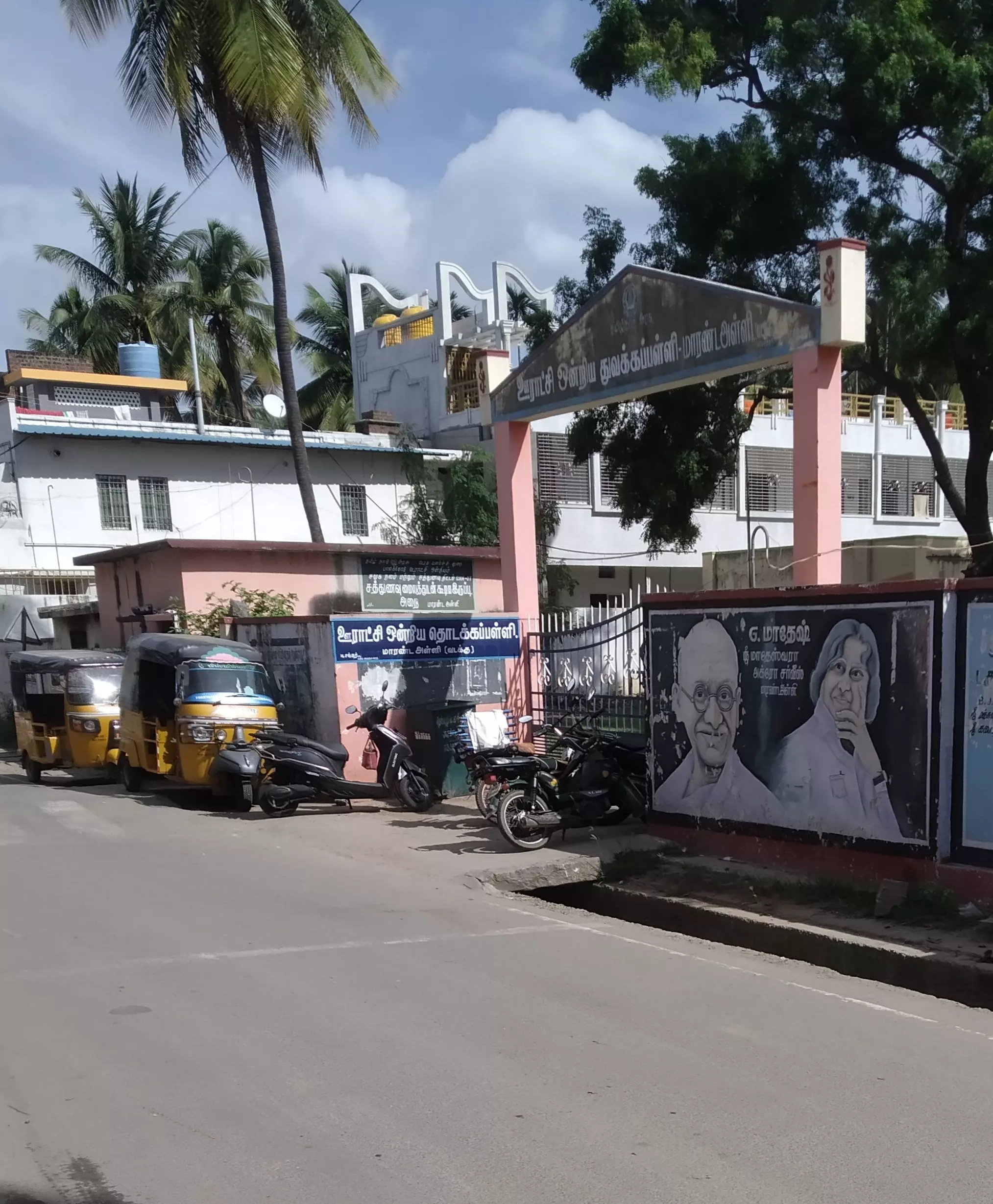 வாகனங்களால் மாணவர்கள் அவதி வாகனங்களால் மாணவர்கள் அவதி