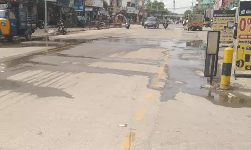 குழாய் உடைந்து வீணாகும் குடிநீர் குழாய் உடைந்து வீணாகும் குடிநீர்