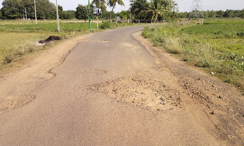 குண்டும், குழியுமான தார்சாலை குண்டும், குழியுமான தார்சாலை