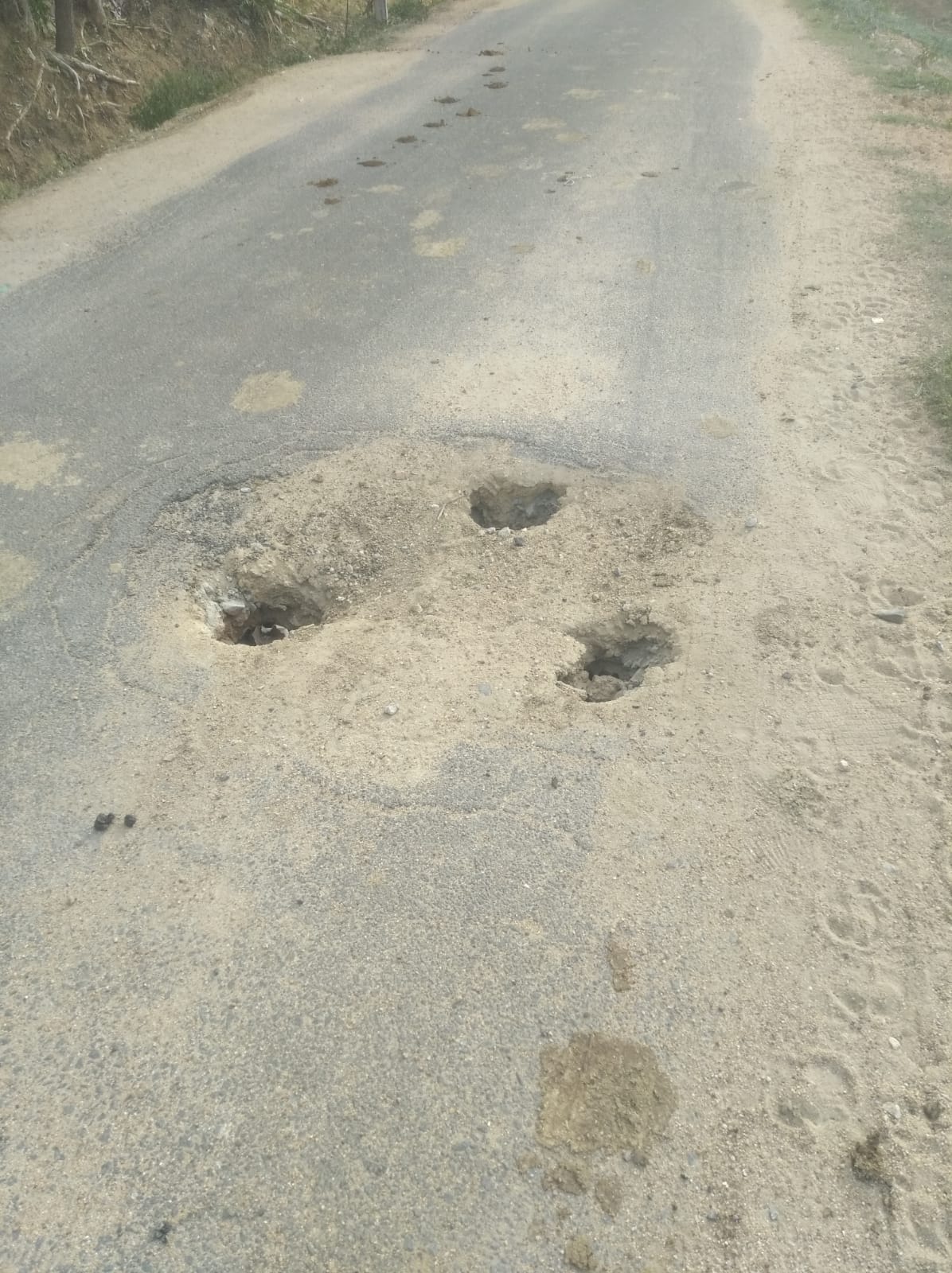 சாலையில் பள்ளம் சாலையில் பள்ளம்