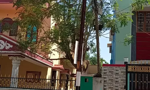 ஆபத்தான மின்கம்பம்