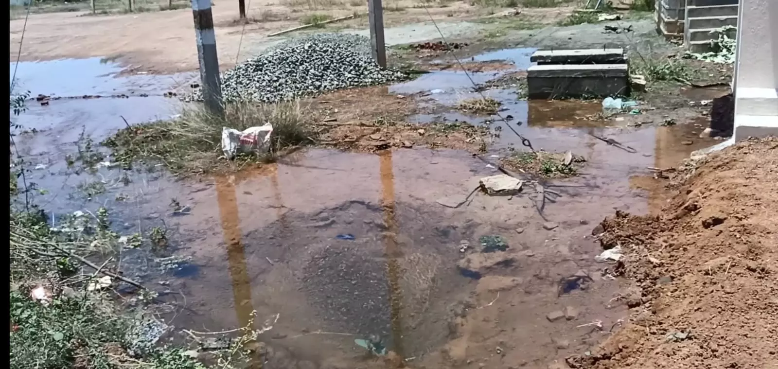 வீணாகும் குடிநீர் வீணாகும் குடிநீர்