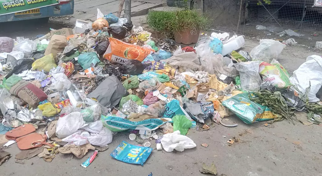 சாலையோரம் குவிந்து கிடக்கும் குப்பை