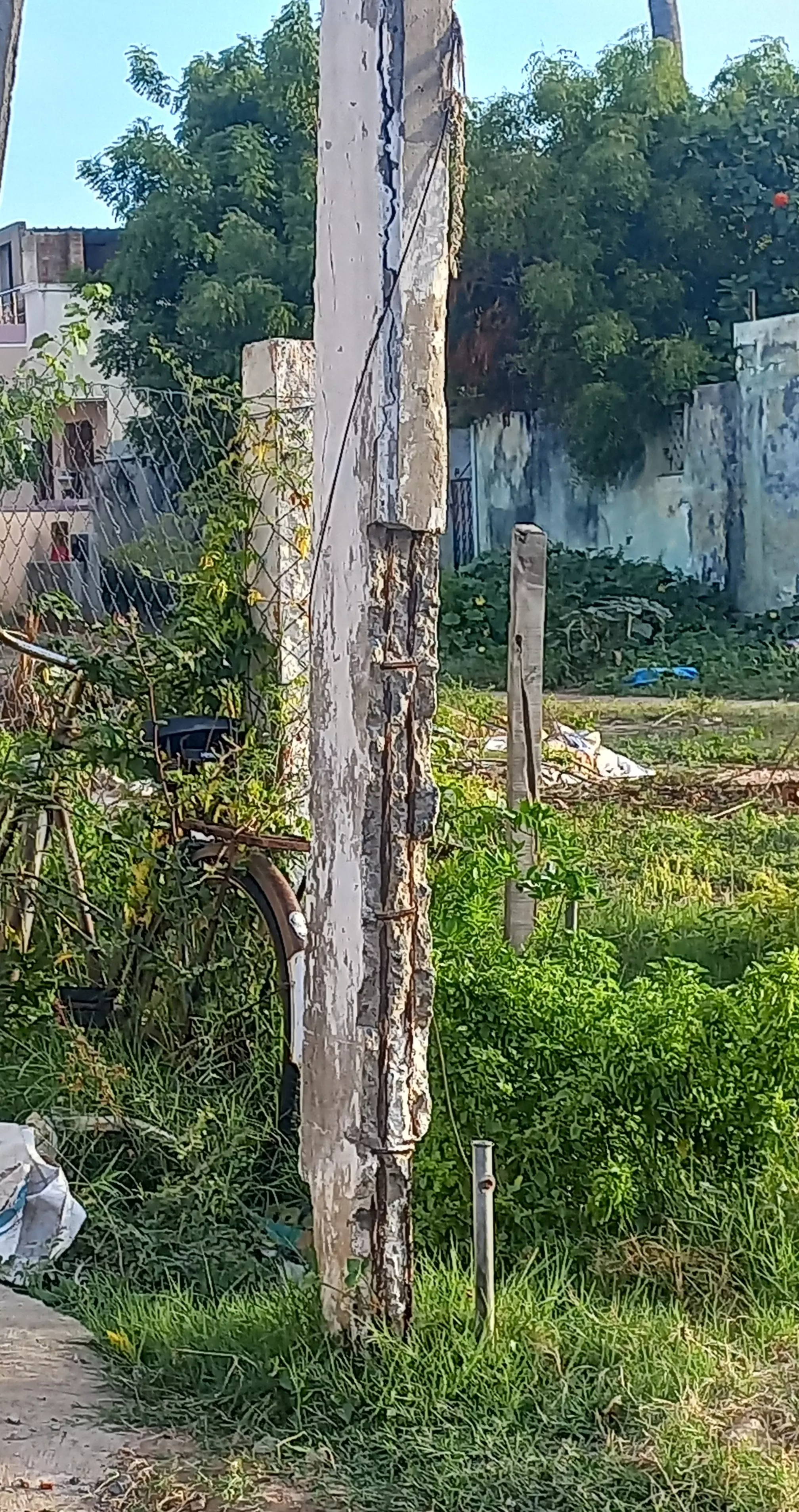 ஆபத்தான மின்கம்பம்