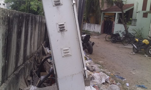 சாய்ந்த நிலையில் மின் இணைப்பு பெட்டி