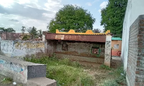 பஸ் பயணிகள் நிழற்குடையை மறைத்து கட்டப்பட்ட சுவர்