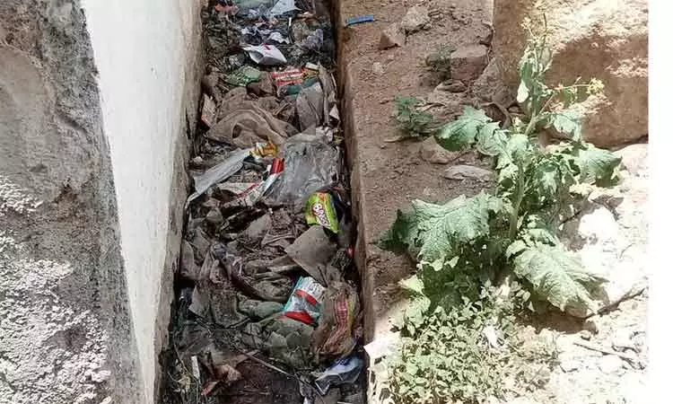 தூர்வாரப்படாத சாக்கடை கால்வாய் தூர்வாரப்படாத சாக்கடை கால்வாய்