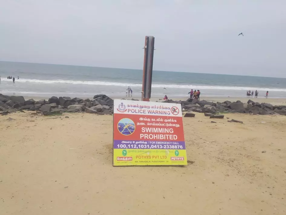 கீழே கிடக்கும் எச்சரிக்கை பலகை கீழே கிடக்கும் எச்சரிக்கை பலகை