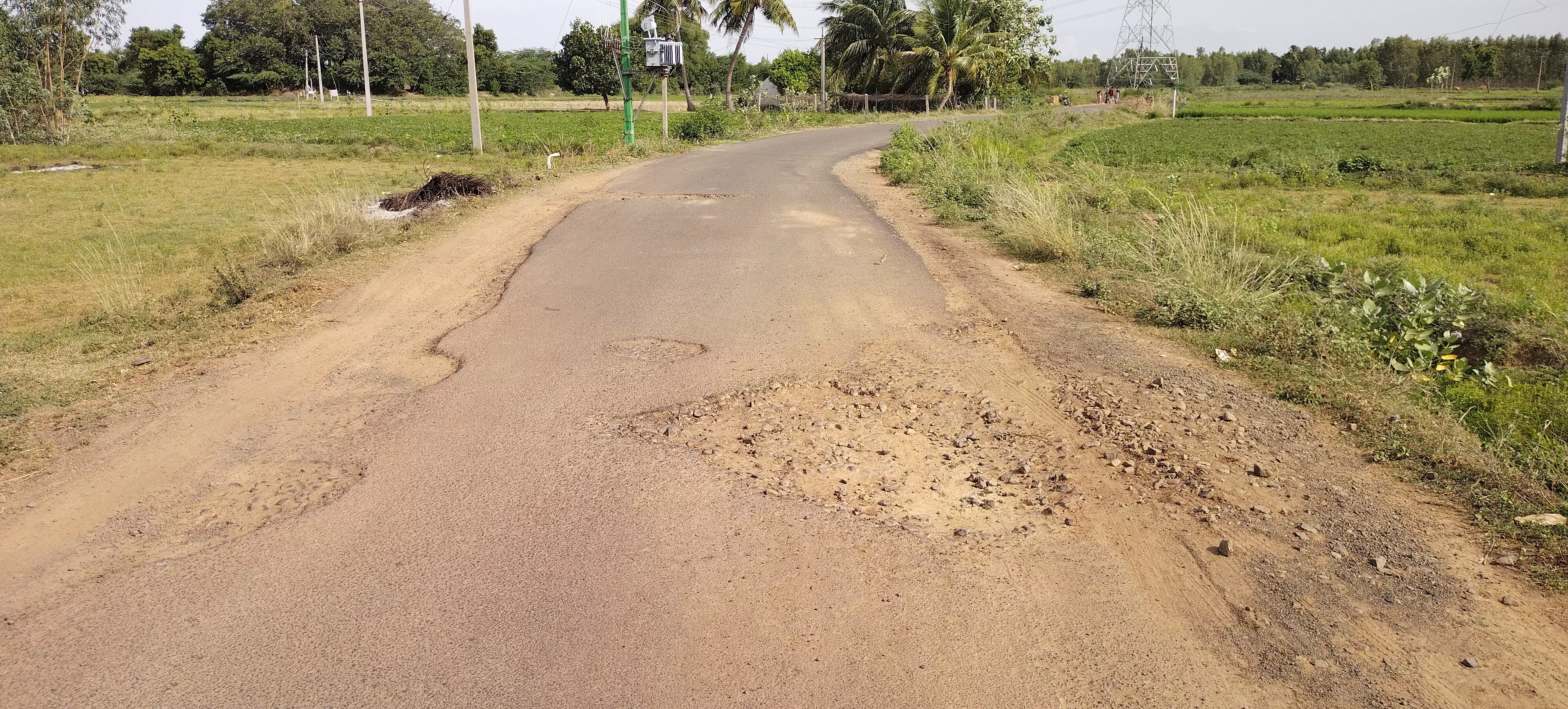 குண்டும், குழியுமான தார்சாலை குண்டும், குழியுமான தார்சாலை