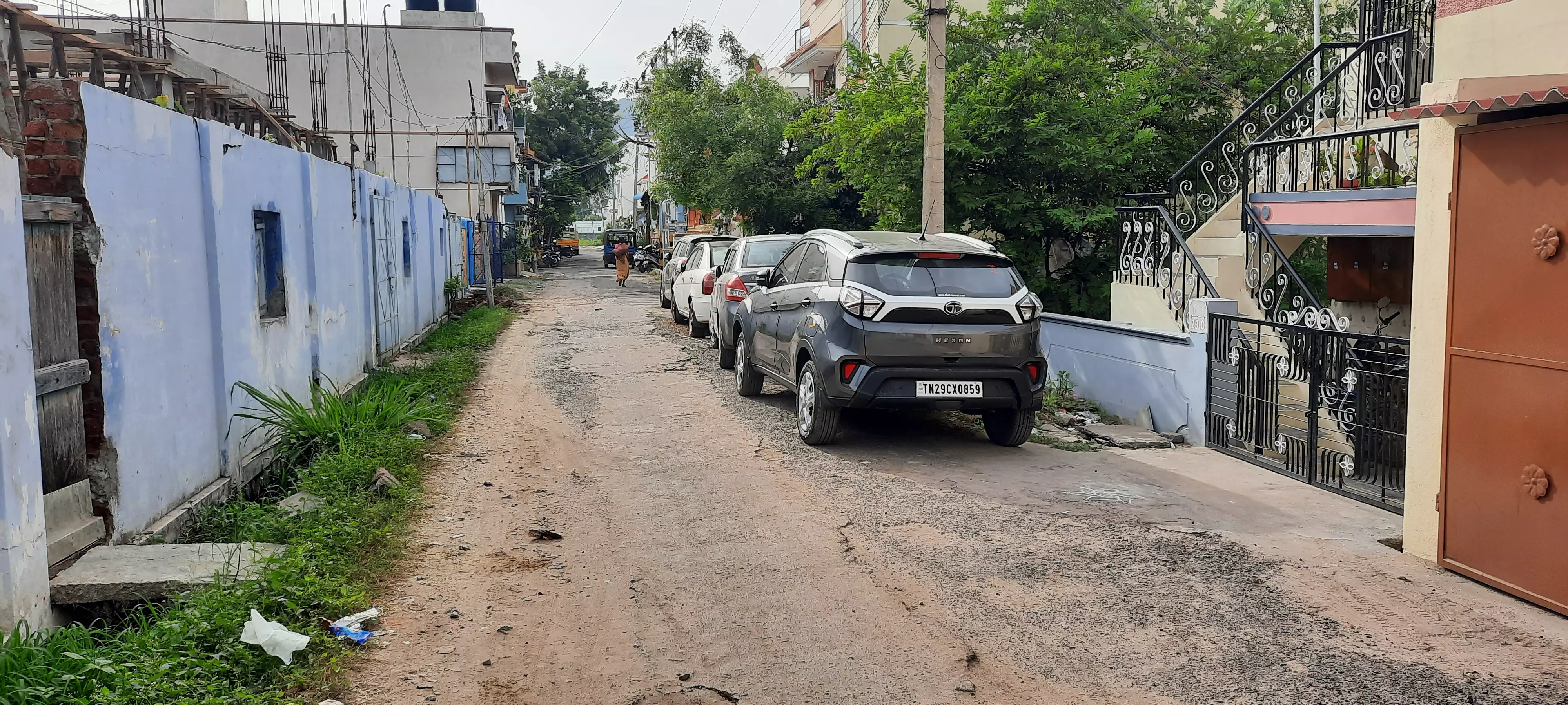 தெருவில் நிற்கும் வாகனங்கள்