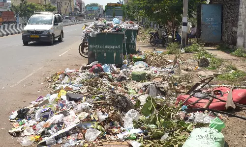 நிரம்பி வழியும் குப்பைகள் நிரம்பி வழியும் குப்பைகள்