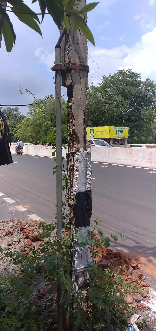 ஆபத்தான மின் கம்பம்