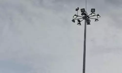 பகலில் எரியும் மின்விளக்கு பகலில் எரியும் மின்விளக்கு