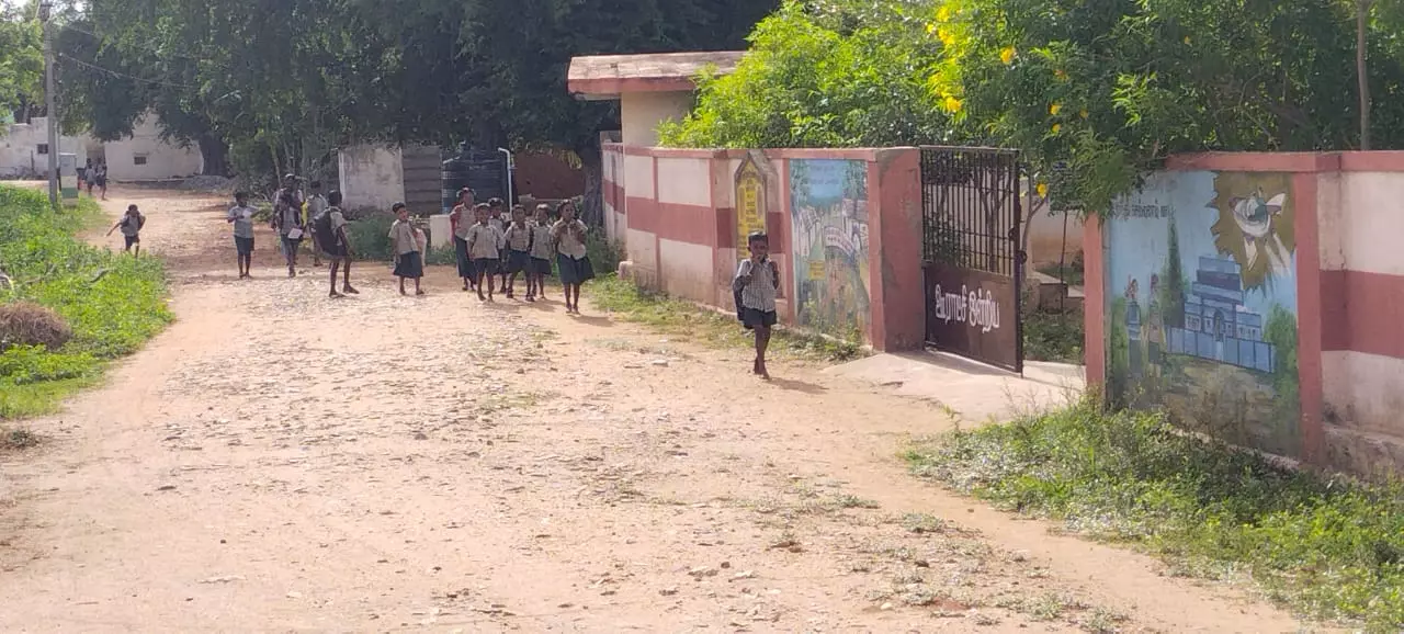 குண்டும், குழியுமான தார்சாலை குண்டும், குழியுமான தார்சாலை