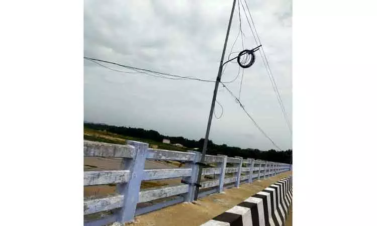 கைக்கு எட்டும் உயரத்தில் செல்லும் மின் வயர்