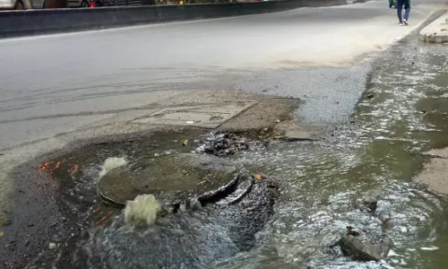 சாலையில் வழிந்தோடும் கழிவுநீர்