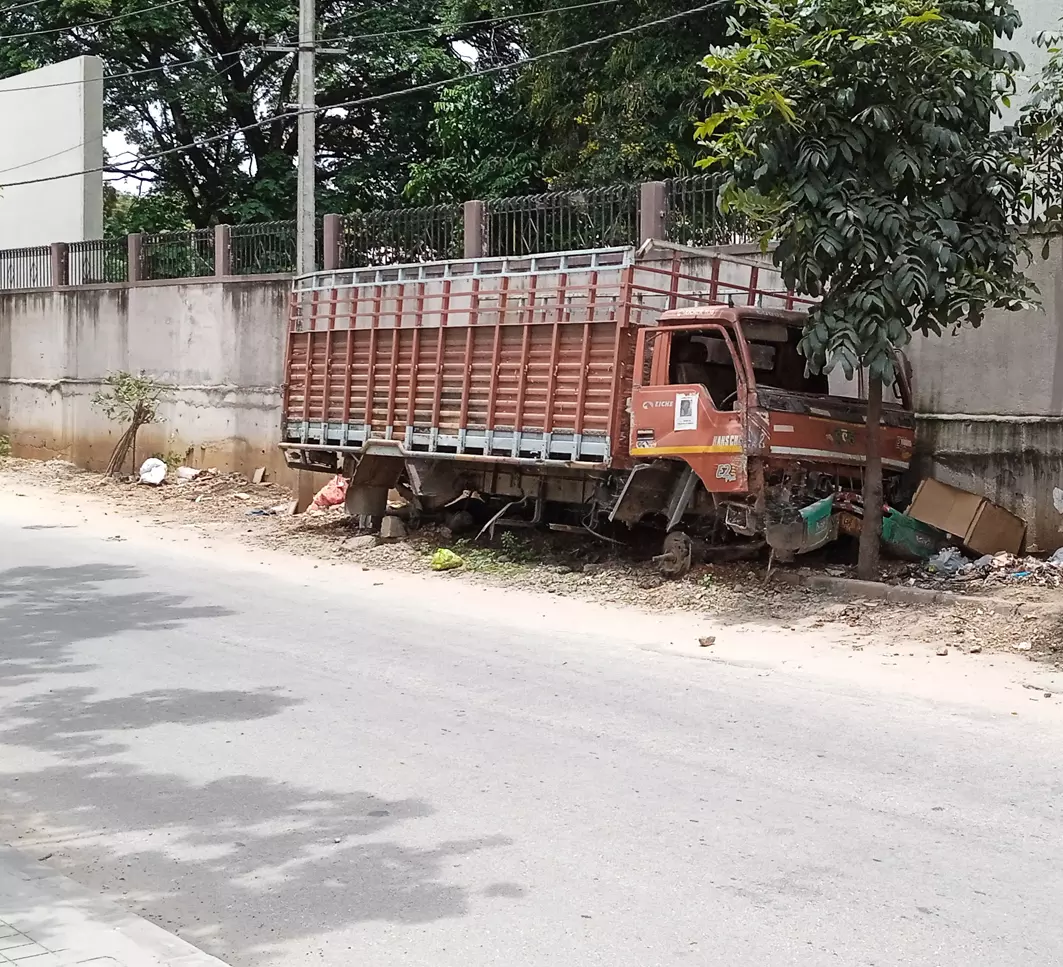 கேட்பாரற்று கிடக்கும் சரக்கு வேன்