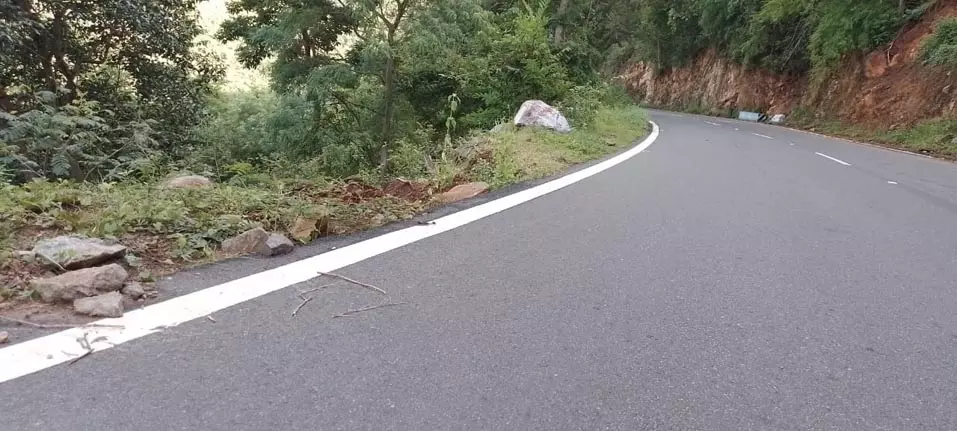 தடுப்புசுவா் கட்ட வேண்டும் தடுப்புசுவா் கட்ட வேண்டும்