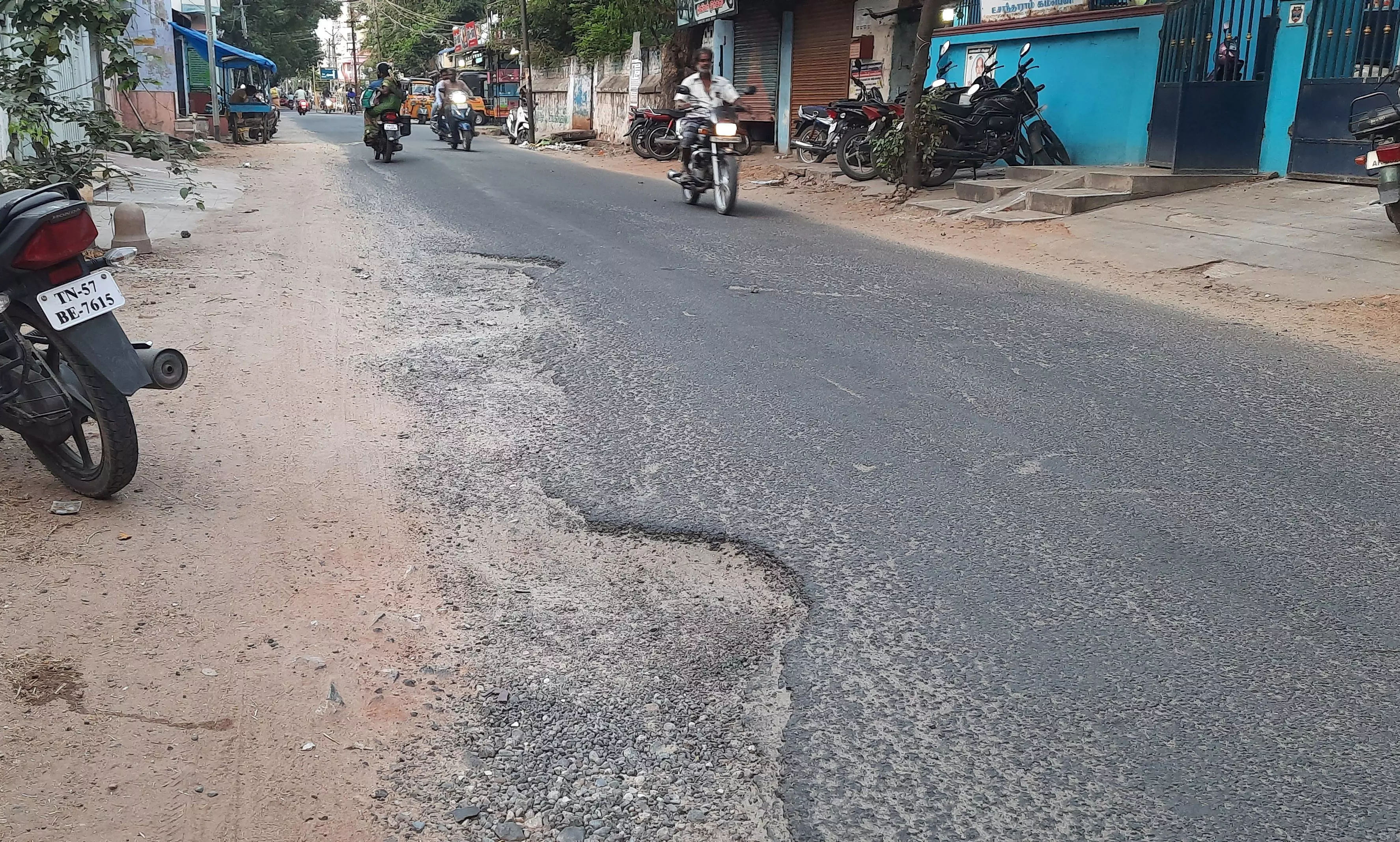 சாலையில் அபாய பள்ளம் சாலையில் அபாய பள்ளம்