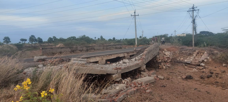 இடிந்து கிடக்கும் கால்வாய் பாலம்