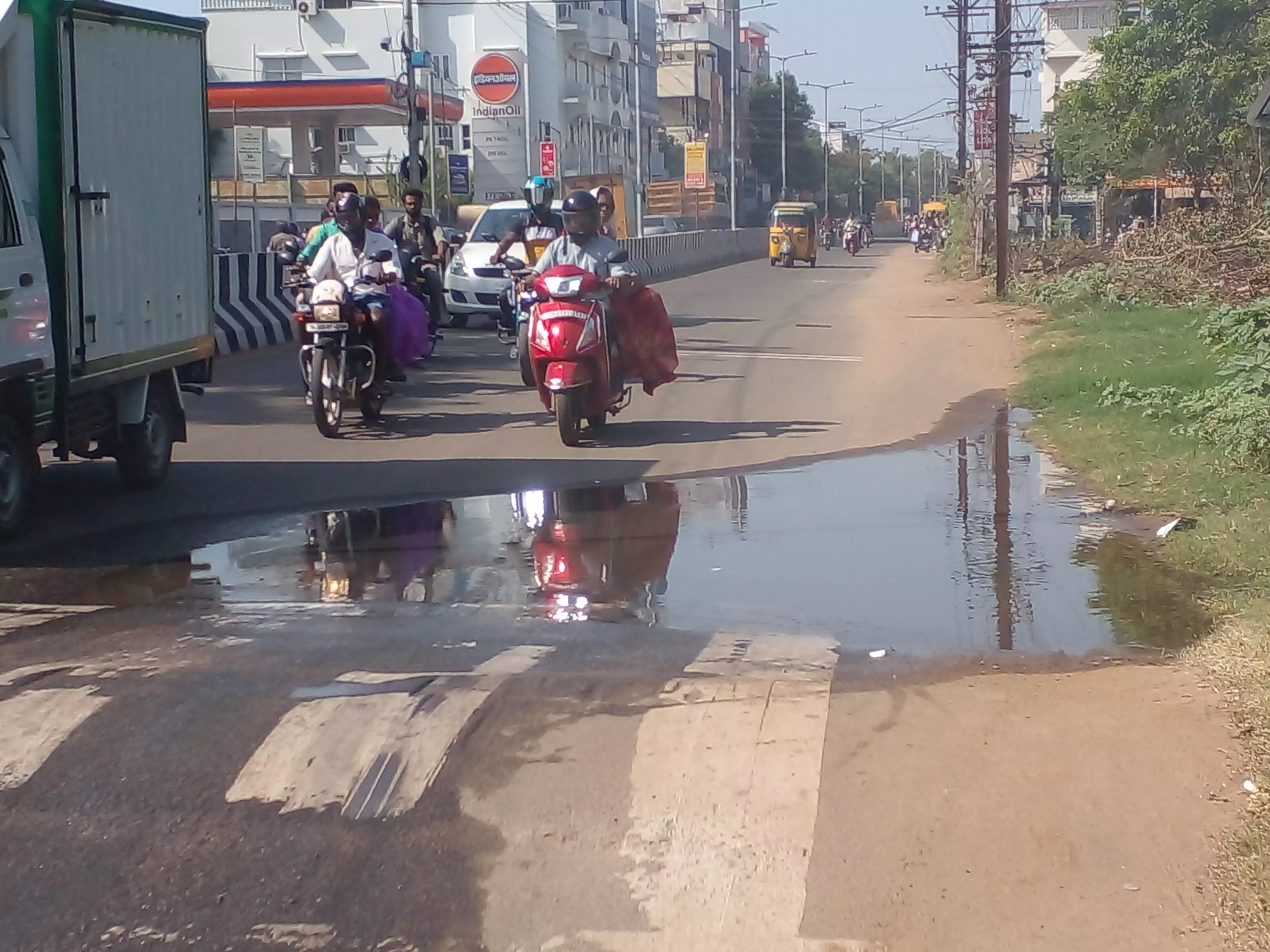 சாலையில் தேங்கும் கழிவுநீர்