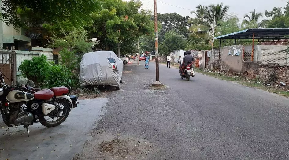 தெருவில் நடுவே மின்கம்பங்கள்