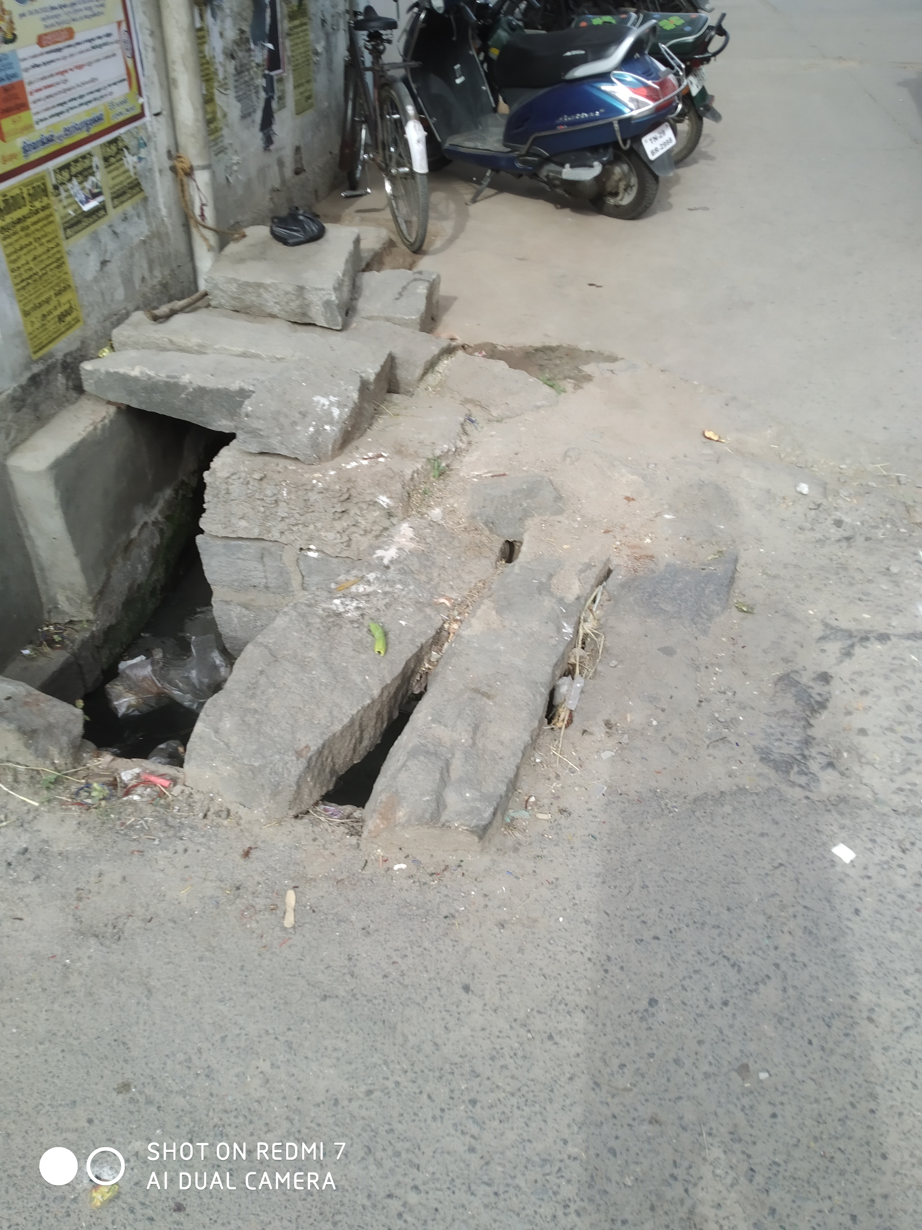 திறந்த வெளியில் கழிவுநீர் கால்வாய் திறந்த வெளியில் கழிவுநீர் கால்வாய்