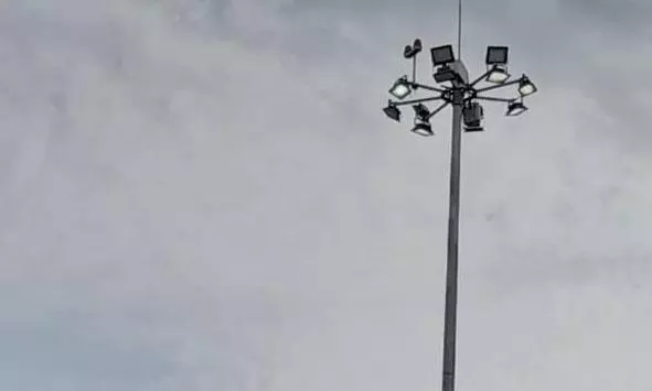 பகலில் எரியும் மின்விளக்கு பகலில் எரியும் மின்விளக்கு