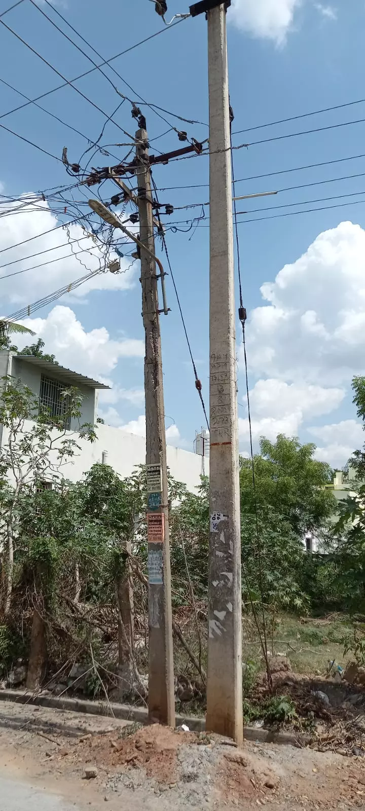 ஆபத்தான மின்கம்பம் ஆபத்தான மின்கம்பம்